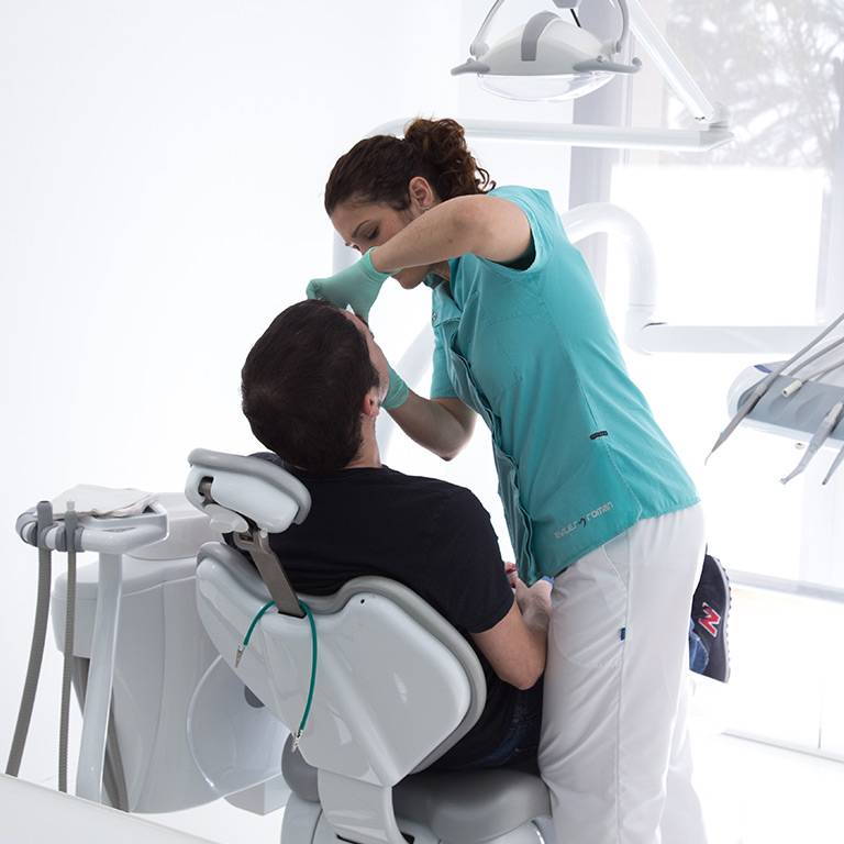 clinica dental en malaga aviles roman